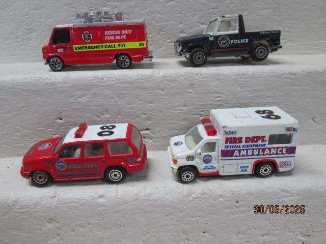 DIE CAST - REALTOY - VARIOUS EMMERGENCY VEHICLES - X5