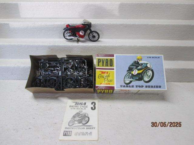 1:16 SCALE - PYRO - BSA GRAND PRIX RACER - BOXED -X2
