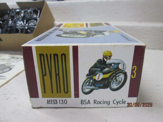 1:16 SCALE - PYRO - BSA GRAND PRIX RACER - BOXED -X2