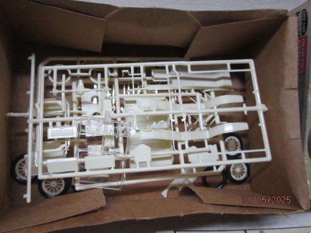 1:32 SCALE - LIFE-LIKE HOBBY KITS - 1910 BUICK - KIT - BOXED