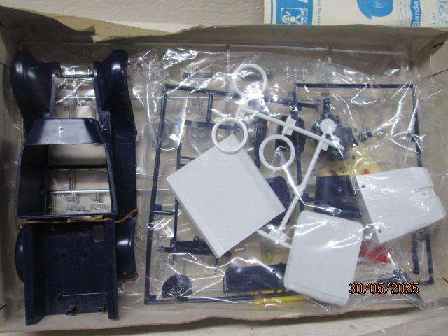 1:24 SCALE - BANDAL - FORD BLUE BEETLE - KIT - MOTORIZED -  BOXED