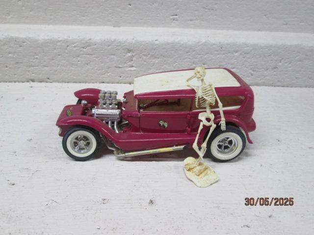PLASTIC MODEL - 1:25 SCALE - COFFIN HOT ROD WITH SKELETON FIGURE