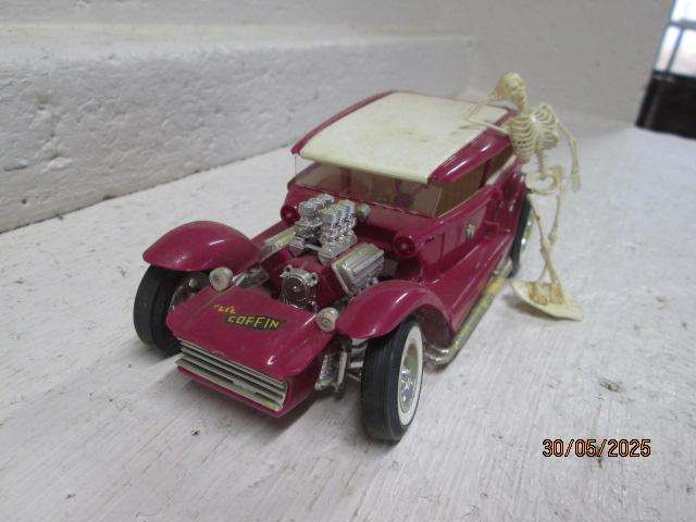 PLASTIC MODEL - 1:25 SCALE - COFFIN HOT ROD WITH SKELETON FIGURE
