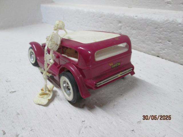 PLASTIC MODEL - 1:25 SCALE - COFFIN HOT ROD WITH SKELETON FIGURE