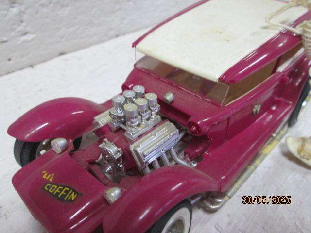 PLASTIC MODEL - 1:25 SCALE - COFFIN HOT ROD WITH SKELETON FIGURE