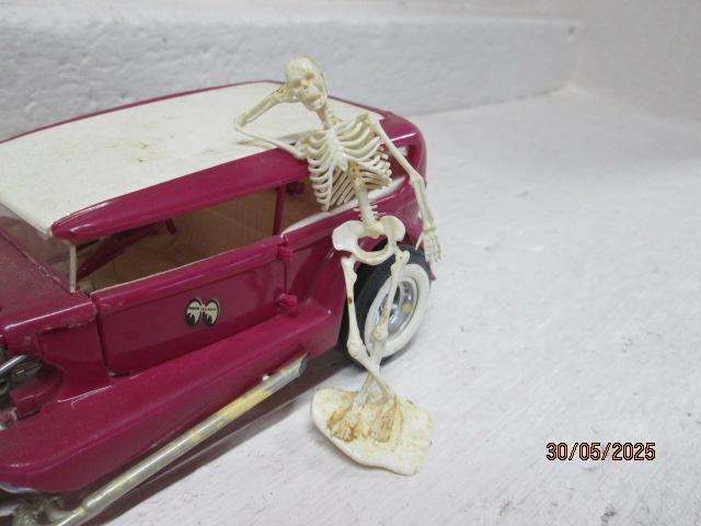 PLASTIC MODEL - 1:25 SCALE - COFFIN HOT ROD WITH SKELETON FIGURE