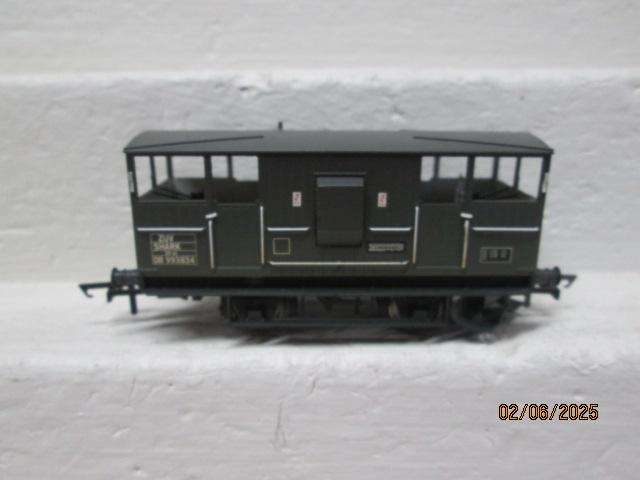 OO SCALE - HORNBY - SHARK GUARDS VAN