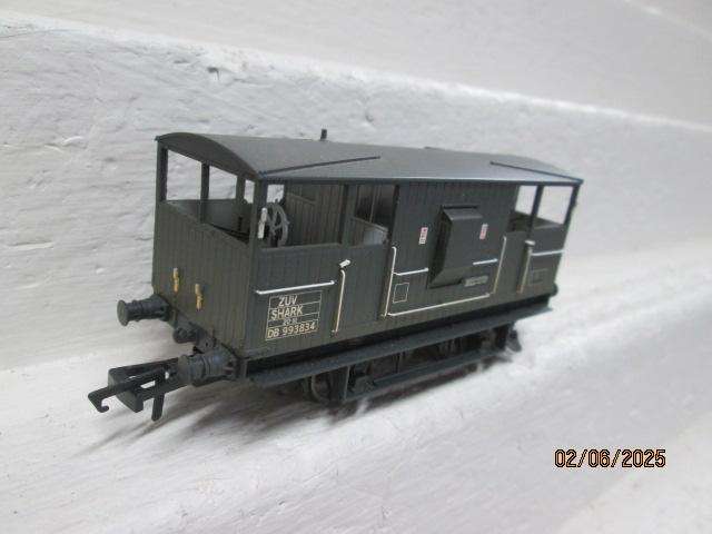 OO SCALE - HORNBY - SHARK GUARDS VAN