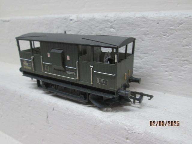 OO SCALE - HORNBY - SHARK GUARDS VAN