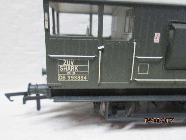OO SCALE - HORNBY - SHARK GUARDS VAN