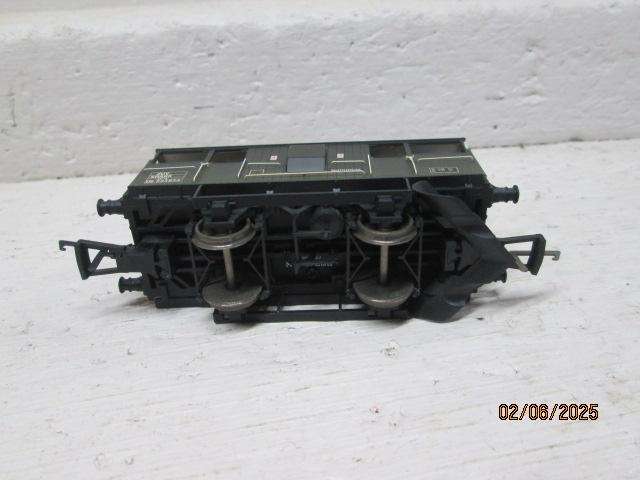 OO SCALE - HORNBY - SHARK GUARDS VAN