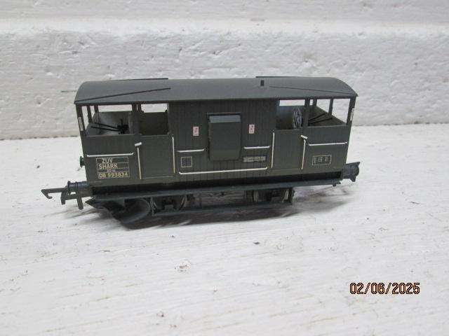 OO SCALE - HORNBY - SHARK GUARDS VAN