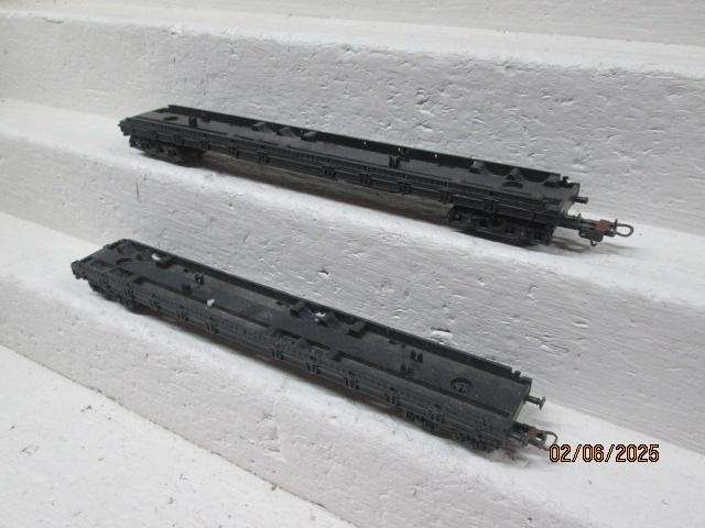 HO SCALE - LIMA - X2 FLAT CAR WAGONS