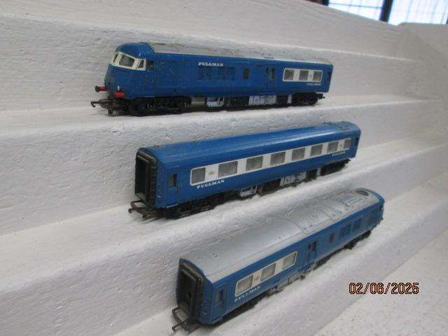 OO SCALE - TRIANG - PULLMAN - SUBURBAN SET