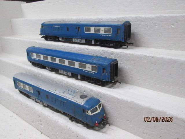 OO SCALE - TRIANG - PULLMAN - SUBURBAN SET