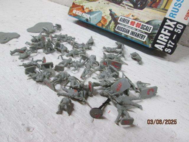 HO / OO SCALE - AIRFIX - RUSSIAN INFANTRY FIGURINES - X38