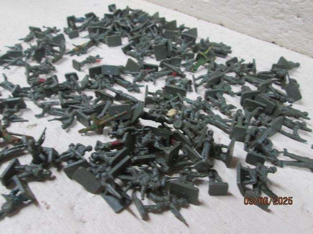 HO / OO SCALE - AIRFIX - VARIOUS MILITARY FIGURINES - X160