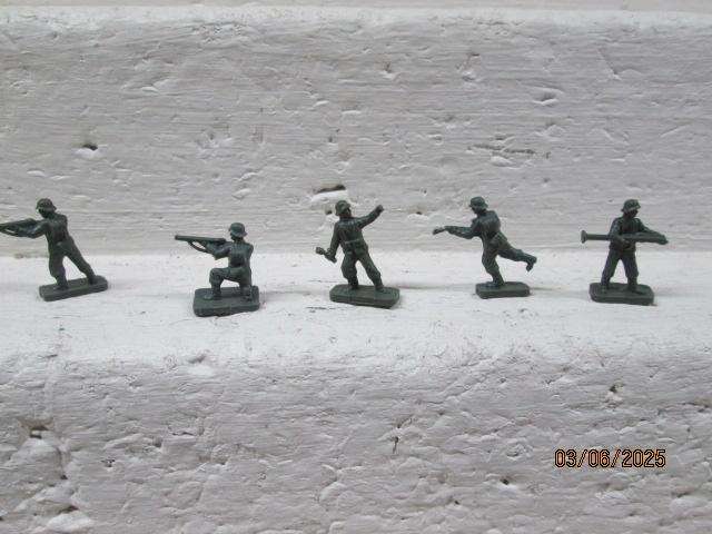 HO / OO SCALE - AIRFIX - VARIOUS MILITARY FIGURINES - X160