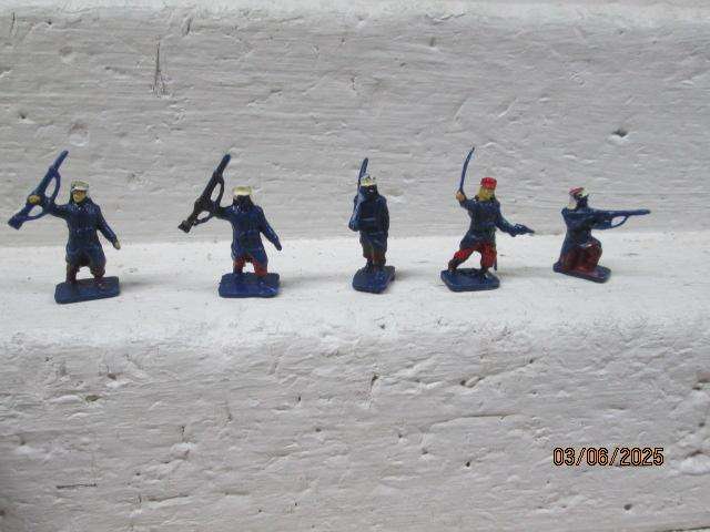 HO / OO SCALE - AIRFIX - VARIOUS MILITARY FIGURINES - X40