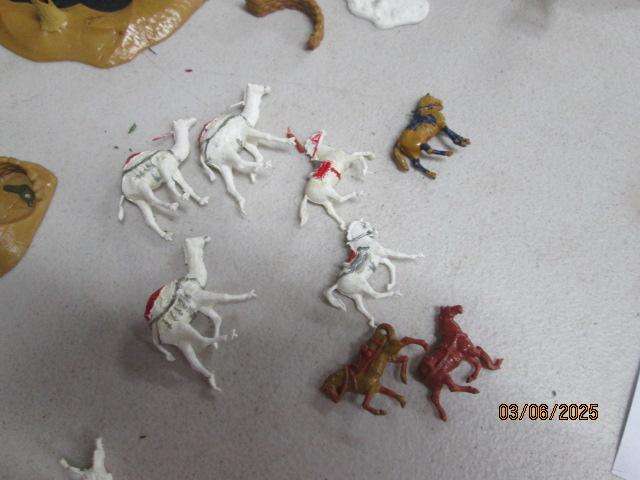 HO / OO SCALE - AIRFIX - EGYPTIAN MILITARY FIGURINES + SCENERY