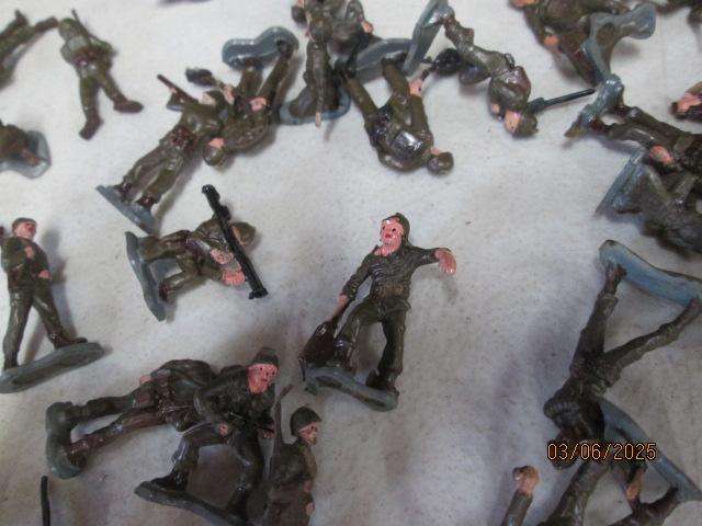 VARIOUS MILLITARY FIGURINES - X70