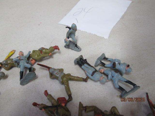 VARIOUS MILLITARY FIGURINES - X70