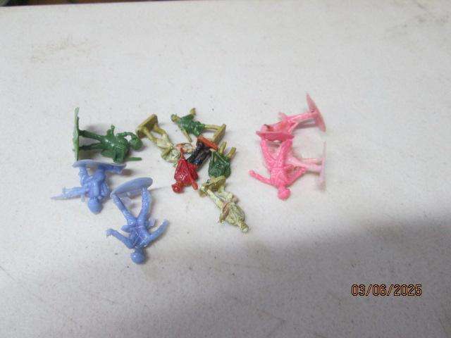VARIOUS MILLITARY FIGURINES - X70