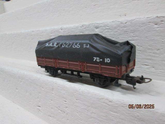 HO SCALE - LIMA - SAR - ES WAGON WITH TARP