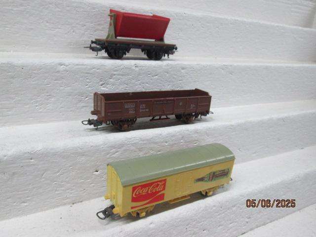HO SCALE - LIMA - VARIOUS GOODS WAGONS - X3