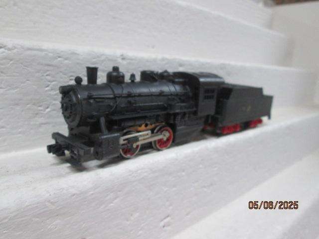 HO SCALE - LIMA - 0-4-0 STEAM LOCOMOTIVE (RED WHEELS & CHASSIS)