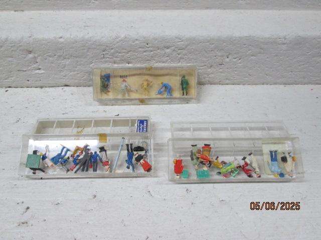 HO SCALE - PREISER - LARGE AMOUNT OF FIGURINES - X3 BOXES