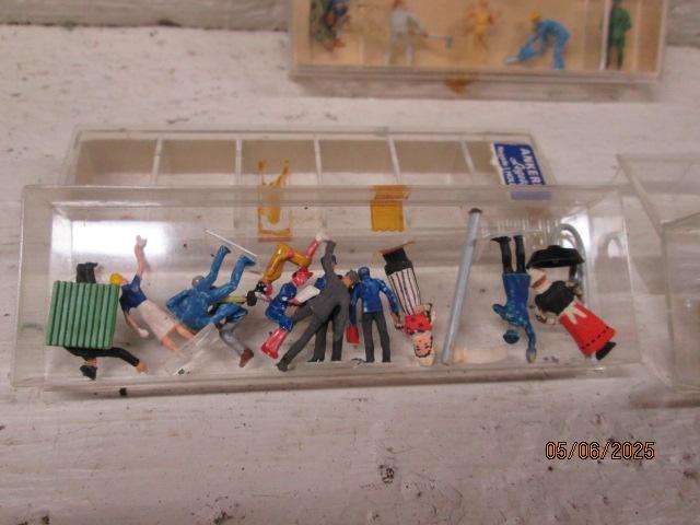 HO SCALE - PREISER - LARGE AMOUNT OF FIGURINES - X3 BOXES