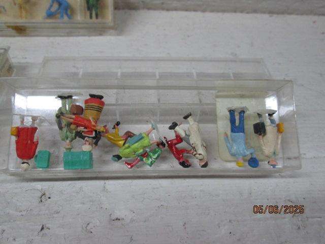 HO SCALE - PREISER - LARGE AMOUNT OF FIGURINES - X3 BOXES