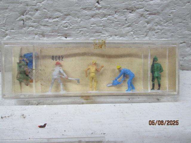 HO SCALE - PREISER - LARGE AMOUNT OF FIGURINES - X3 BOXES