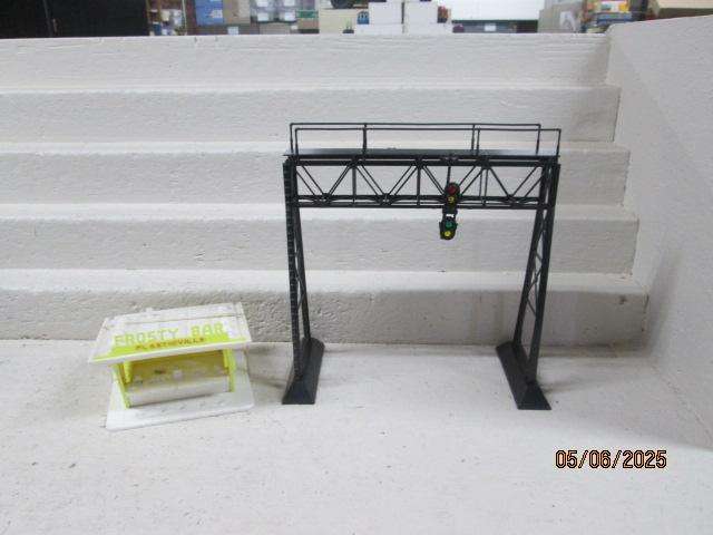 O SCALE - BACHMANN - SIGNAL GANTRY + FROSTY BAR SHOP