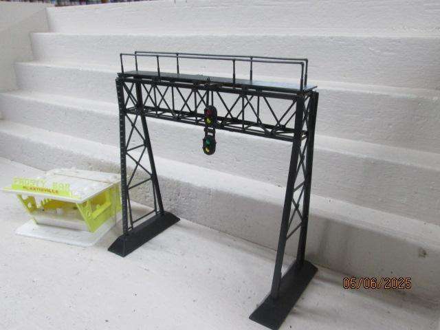 O SCALE - BACHMANN - SIGNAL GANTRY + FROSTY BAR SHOP