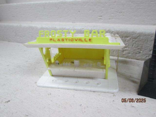 O SCALE - BACHMANN - SIGNAL GANTRY + FROSTY BAR SHOP