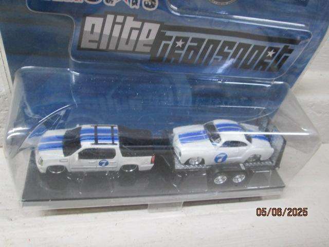 DIE CAST - MAISTO - 2007 CADILLAC BAKKIE WITH 1966 VW KARMANN GHIA ON TRAILER - BOXED