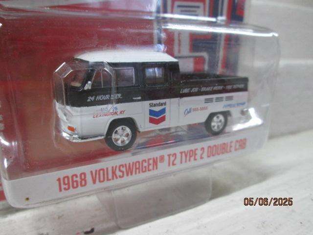 DIE CAST - GREENLIGHT COLLECTABLES - 1968 VOLKSWAGEN DOUBLE CAB - BOXED