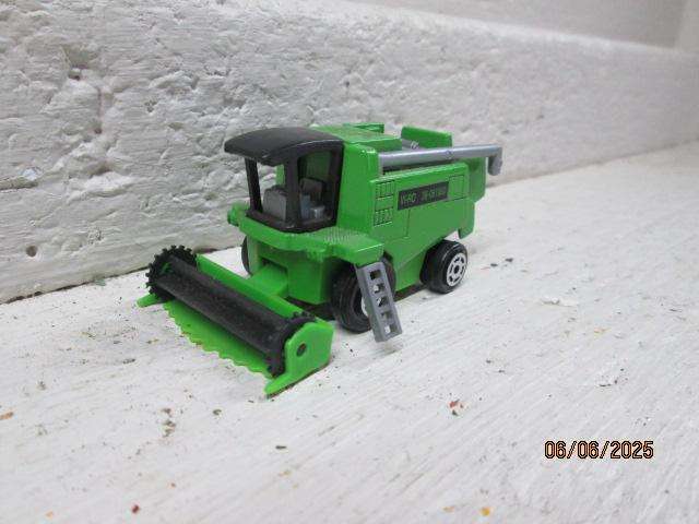 HO SCALE - MAJORETTE - GREEN HARVESTER