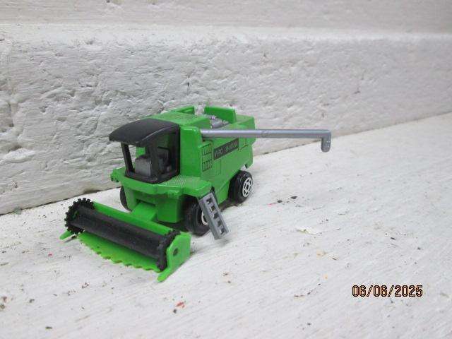 HO SCALE - MAJORETTE - GREEN HARVESTER