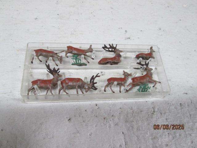 HO SCALE - VARIOUS REINDEER - X8 - BOXED