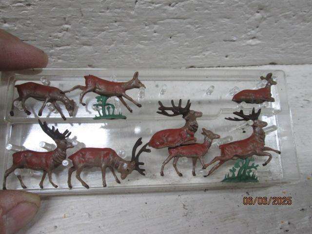 HO SCALE - VARIOUS REINDEER - X8 - BOXED