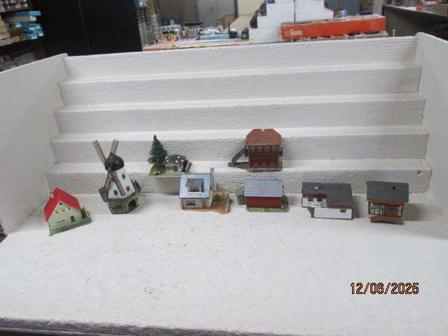 HO SCALE - VARIOUS BUILDINGS & HOUSES -X8