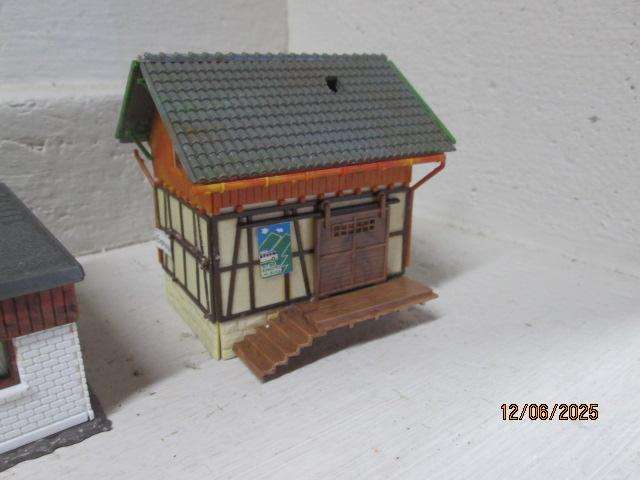HO SCALE - VARIOUS BUILDINGS & HOUSES -X8
