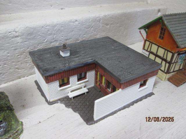 HO SCALE - VARIOUS BUILDINGS & HOUSES -X8