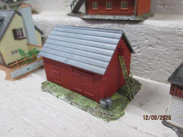 HO SCALE - VARIOUS BUILDINGS & HOUSES -X8