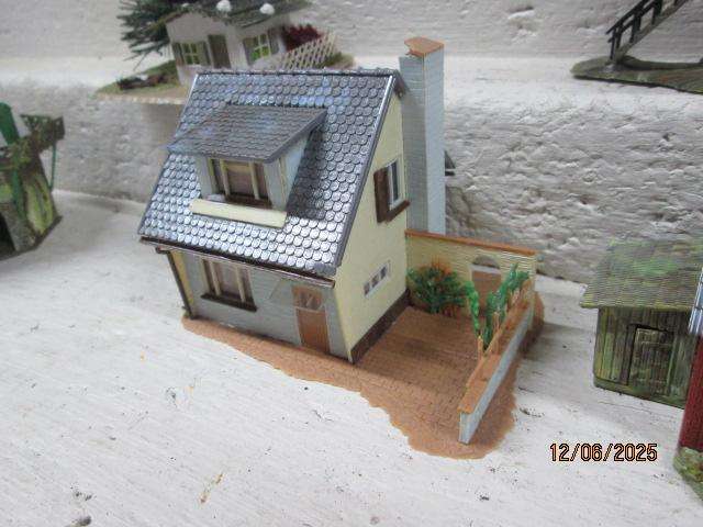 HO SCALE - VARIOUS BUILDINGS & HOUSES -X8