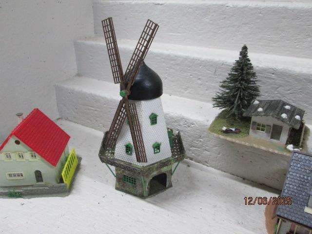 HO SCALE - VARIOUS BUILDINGS & HOUSES -X8