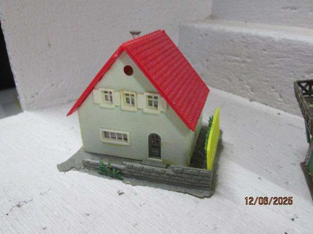 HO SCALE - VARIOUS BUILDINGS & HOUSES -X8
